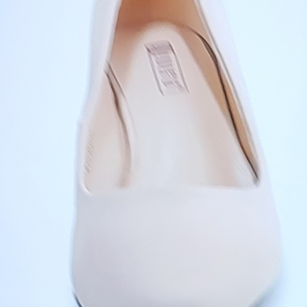 NWOB CLASSIC NUDE KITTEN LOW HEEL ROUND TOE MUST HAVE SHOE SIZE 7 - Picture 4 of 15